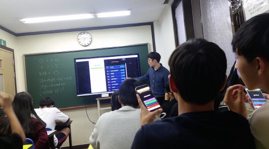 클래스카드가 이번에 내놓은 '클래스카드 배틀'은 학생들이 PC나 스마폰 등 IT기기를 이용해 동시에 '클래스카드 배틀' 페이지에 접속해 제한된 시간 내에 퀴즈를 풀고 맞힌 개수에 따라 포인트를 얻는 경쟁 게임 방식 학습 도구다. 재미와 함께 학습효과를 높일 수 있도록 고안됐다. 베타서비스 진행 장면.  클래스카드 제공